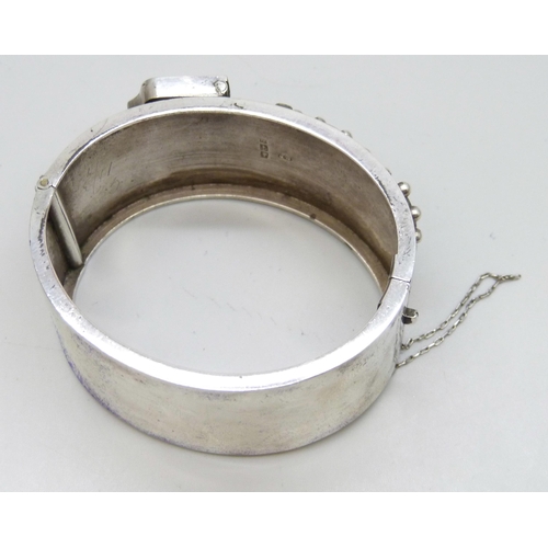 7138 - A Victorian silver buckle bangle, Birmingham 1883, 48g, 3.1cm wide, with fitted case