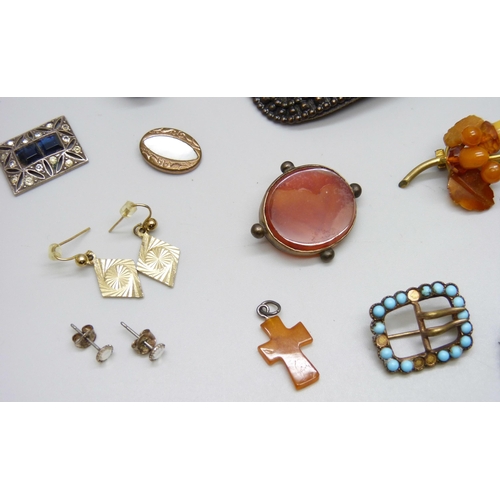 7141 - A collection of Victorian and later jewellery including a buckle, an amber brooch, cross, carnelian ... 