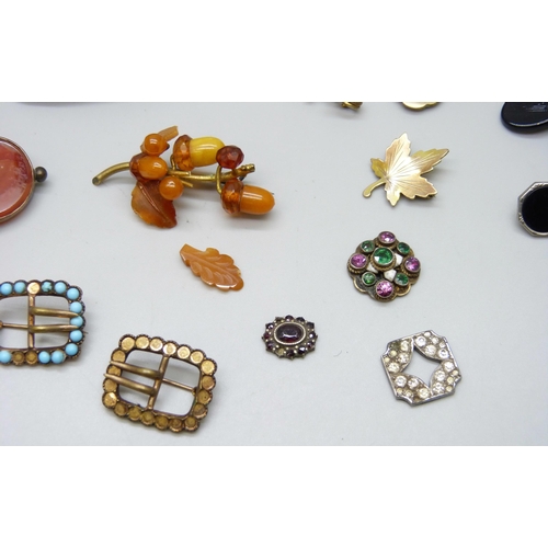 7141 - A collection of Victorian and later jewellery including a buckle, an amber brooch, cross, carnelian ... 