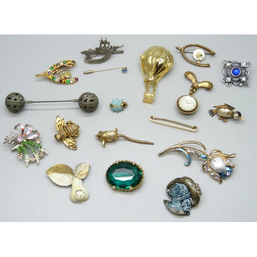 7144 - A collection of antique and vintage brooches