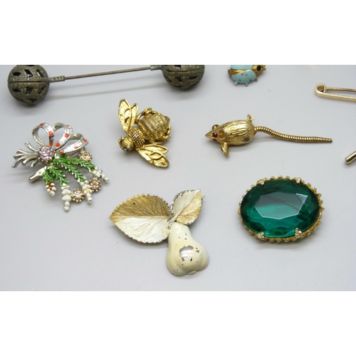 7144 - A collection of antique and vintage brooches