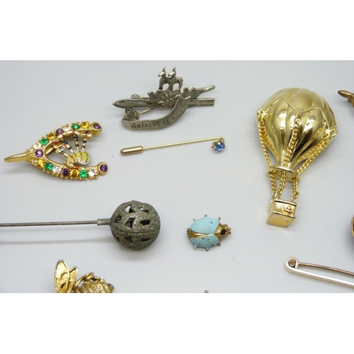 7144 - A collection of antique and vintage brooches