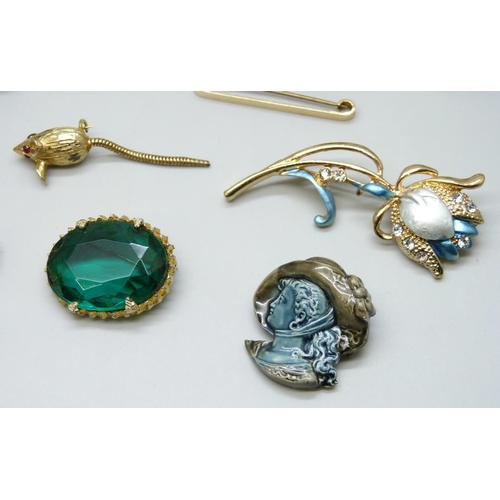 7144 - A collection of antique and vintage brooches