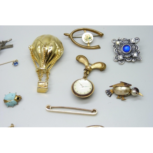 7144 - A collection of antique and vintage brooches