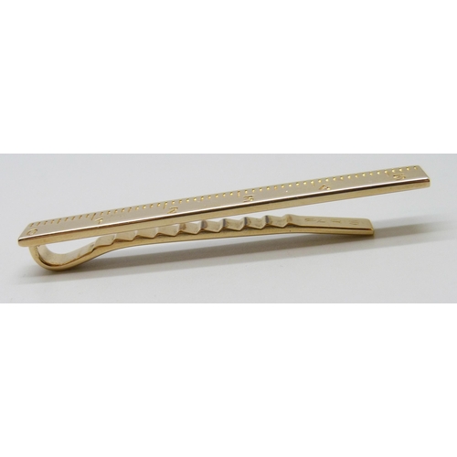 7147 - An Yves Saint Laurent tie bar, boxed