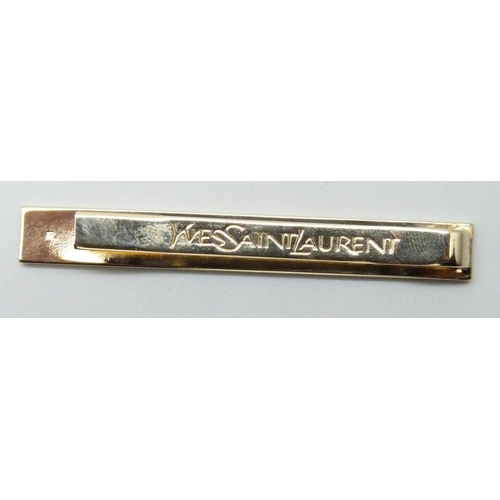 7147 - An Yves Saint Laurent tie bar, boxed