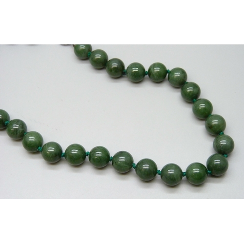 7151 - A nephrite bead necklace, 95g, 47cm