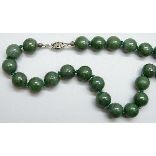 7151 - A nephrite bead necklace, 95g, 47cm