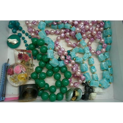 7158 - A collection of Lucite and plastic jewellery