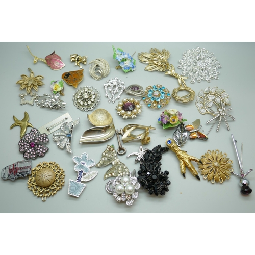 7162 - A collection of costume brooches