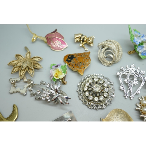 7162 - A collection of costume brooches