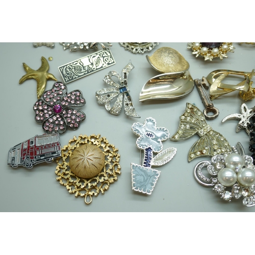 7162 - A collection of costume brooches