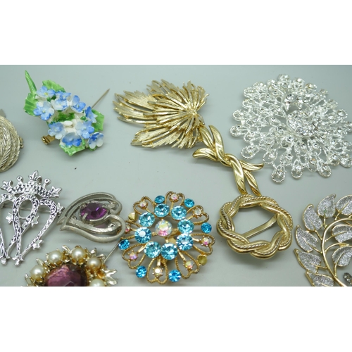 7162 - A collection of costume brooches