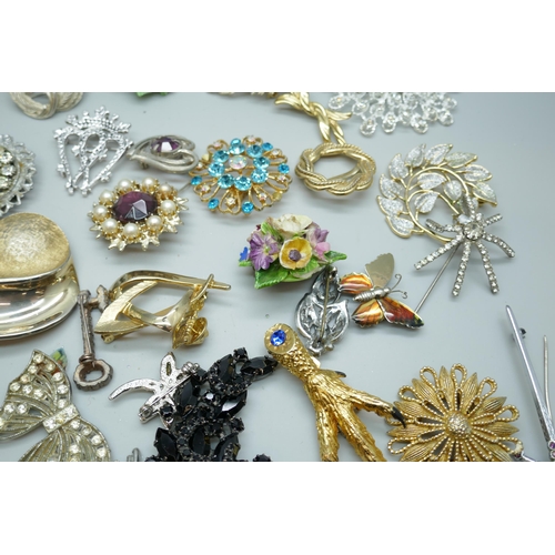 7162 - A collection of costume brooches