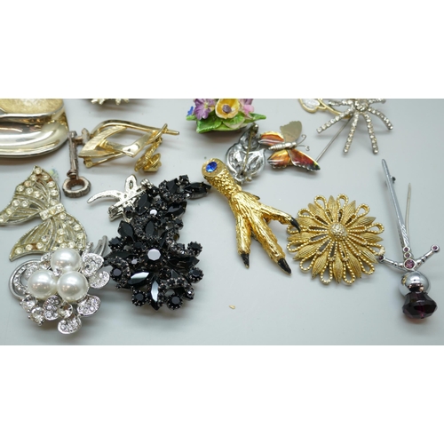 7162 - A collection of costume brooches