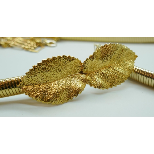 7165 - A collection of gold-tone jewellery