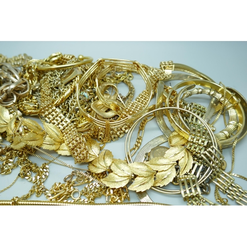 7165 - A collection of gold-tone jewellery