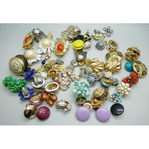 7171 - Forty pairs of vintage clip-on earrings