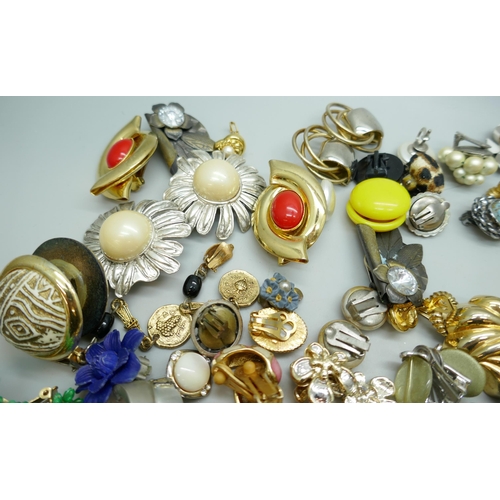 7171 - Forty pairs of vintage clip-on earrings