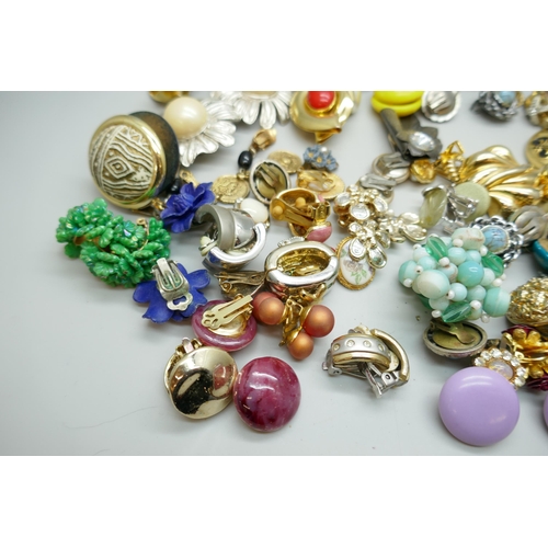 7171 - Forty pairs of vintage clip-on earrings