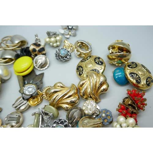 7171 - Forty pairs of vintage clip-on earrings