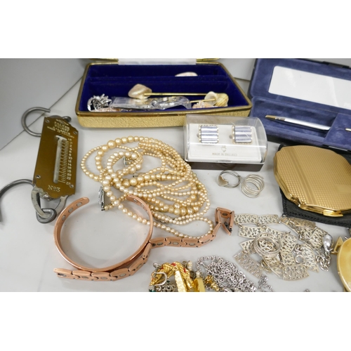 7172 - A box of mixed jewellery, lighters, wristwatches, pens including stone set brooches, bangle and pin ... 