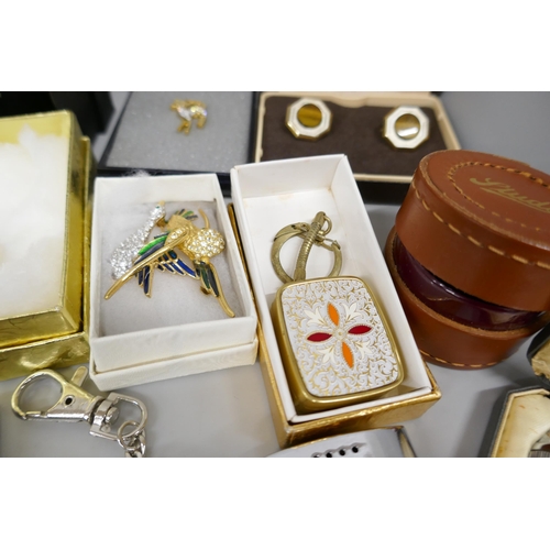 7172 - A box of mixed jewellery, lighters, wristwatches, pens including stone set brooches, bangle and pin ... 