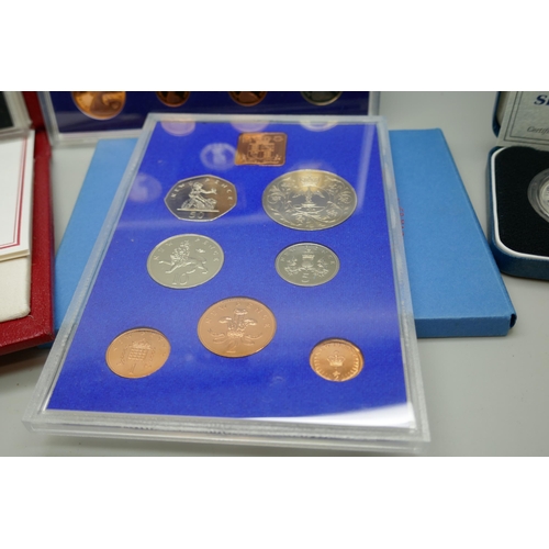 7220 - Coins; a 1990 Queen Mother silver crown, Coinage of Great Britain and Northern Ireland 1977 and 1982... 