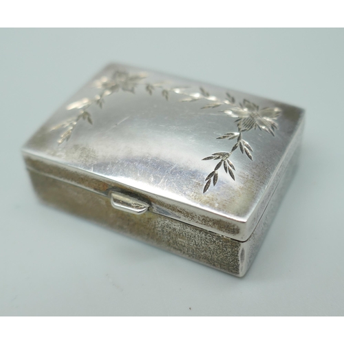 7239 - A hall marked silver pill box, 12g, 33mm