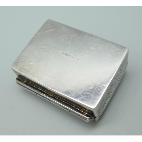 7239 - A hall marked silver pill box, 12g, 33mm