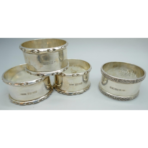 7246 - A set of four silver napkin rings and silver sugar nips, 133g