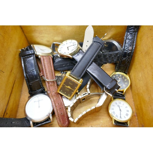 7190H - A collection of watches and cufflinks in a wood jewellery box