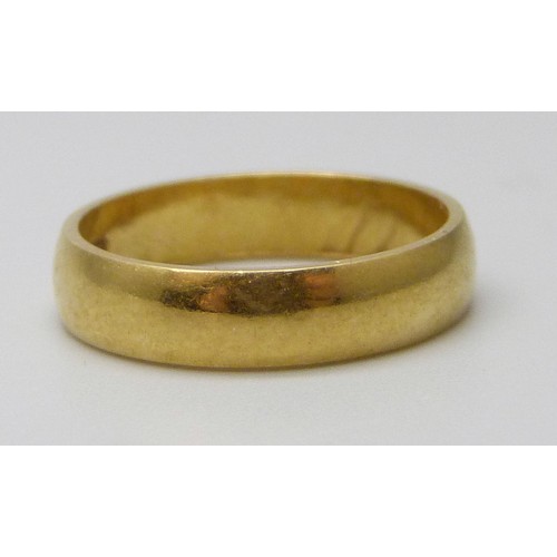 7051 - An 18ct gold wedding band, 2.8g, H