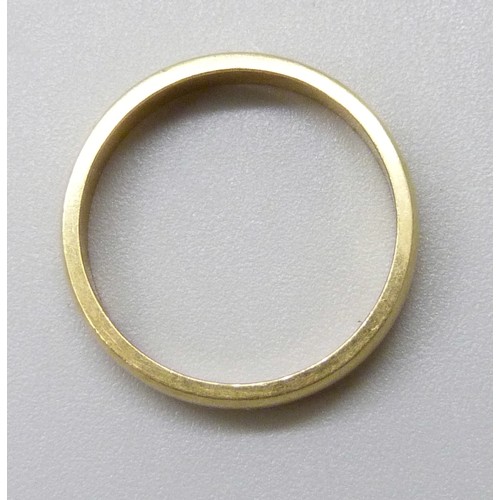 7051 - An 18ct gold wedding band, 2.8g, H