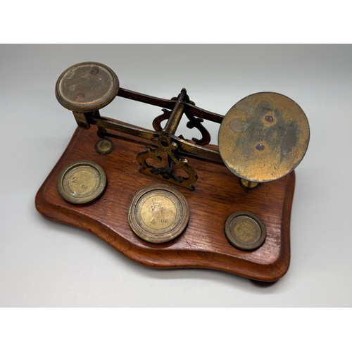 2024 - A set of Windle & Blyth Victorian postal weighing scales on a mahogany base, with brass weights