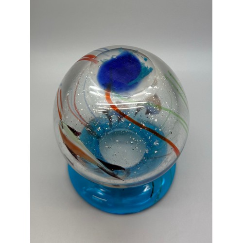 2163 - An Italian Murano style handblown art glass aquarium vase with fish detail, 12cm