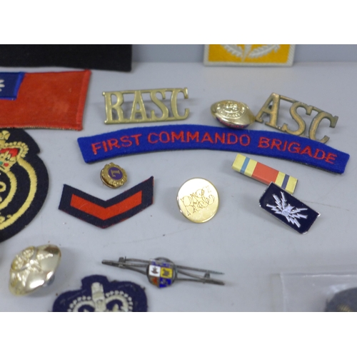 2020 - A collection of military uniform patches, cap badges and buttons