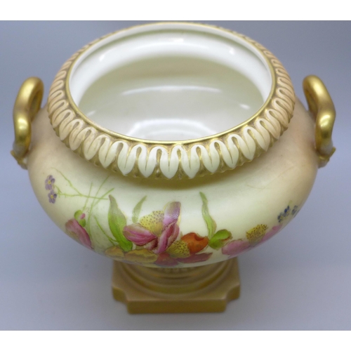 2022 - An early 20th Century Royal Worcester blush ivory vase, shape 1960, 13.5cm