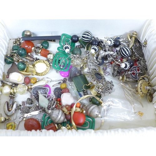 2025 - A box of costume jewellery