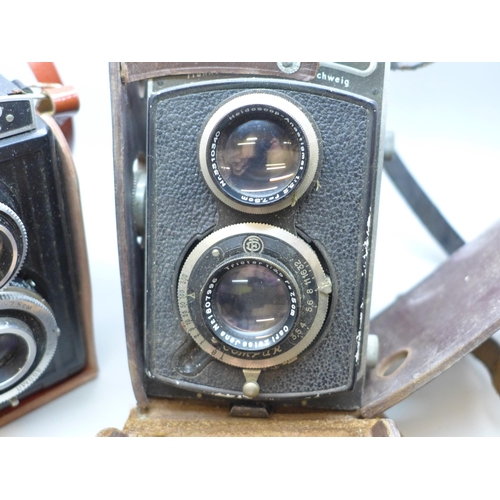 2027 - A Rolleicord camera and a Lubitel 2 camera, both in leather cases