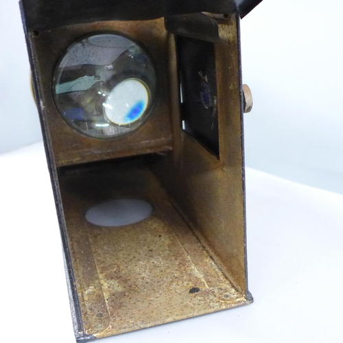 2052 - A magic lantern projector/viewer, Rd. No. 519324