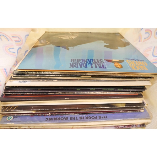 2141 - Collection of approximately 49 country records including Johnny Cash, Dolly Parton, Hank Cochran, Ge... 