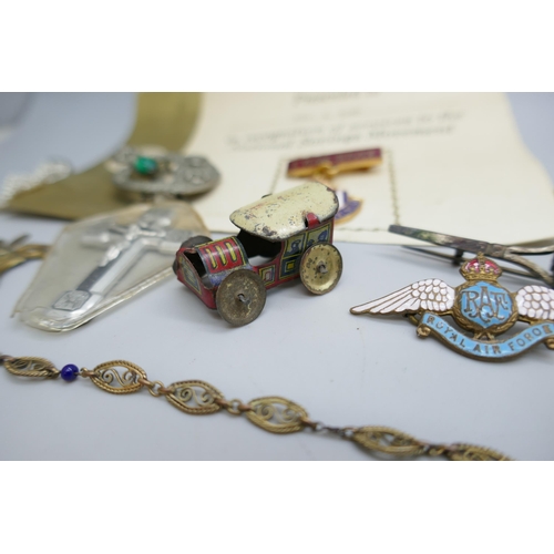 2221 - An RAF Sweetheart brooch, a Scottish brooch, a small tin toy, etc.