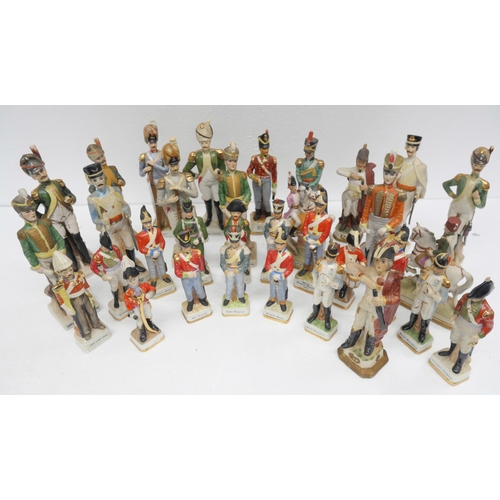 2322 - A collection of infantrymen figures, includes Hussars, Dragoon guards, etc., and a box of related pi... 