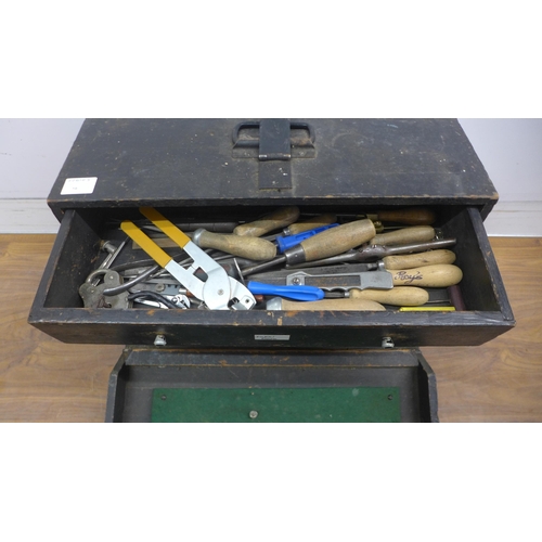 5034 - A wooden 2 drawer carpenter/joiners tool containing an assortment of woodworking tools