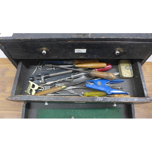 5034 - A wooden 2 drawer carpenter/joiners tool containing an assortment of woodworking tools