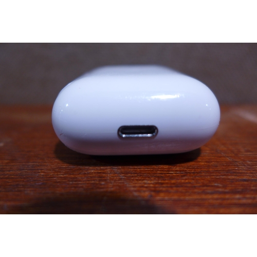 6082 - Apple AirPods with charging case (2nd generation) model no: mv7n2zm/a, Original RRP £99.99 + VAT (35... 