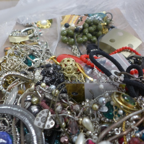 5082 - A large quantity of costume jewellery