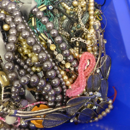 5084 - A tub containing a large quantity of costume jewellery