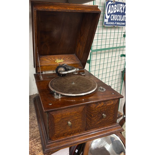 340 - An early 20th Century oak cased Selecta gramophone